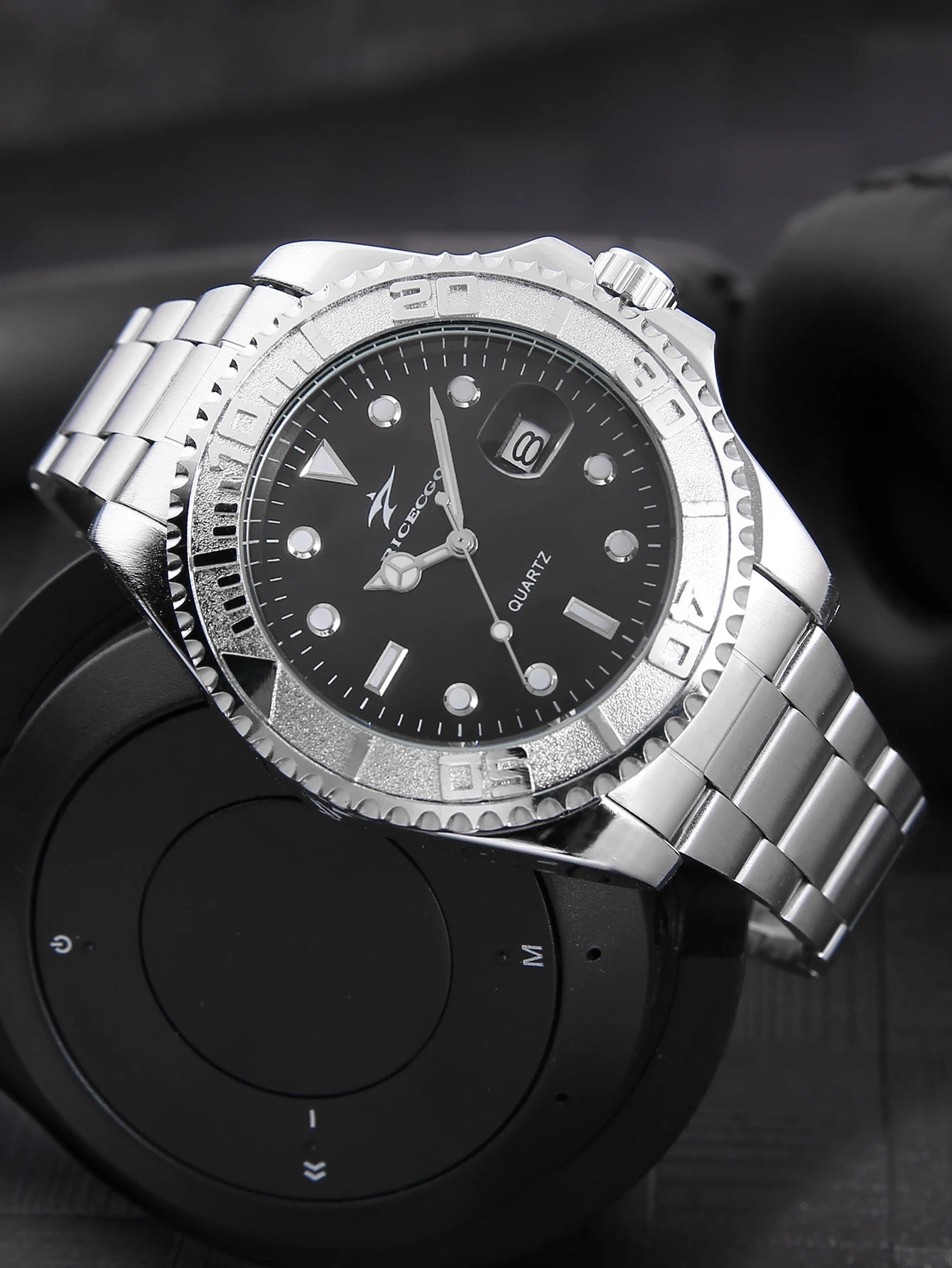 Men's quartz wristwatch with stainless steel strap for casual sports, available in multiple colors for business and leisure, ver